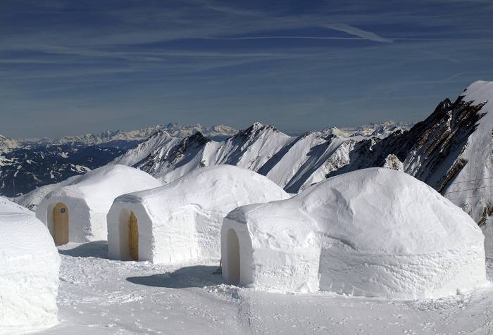 Иглу — жилище эскимосов: почему в нем тепло в лютые холода, если вход всегда открыт