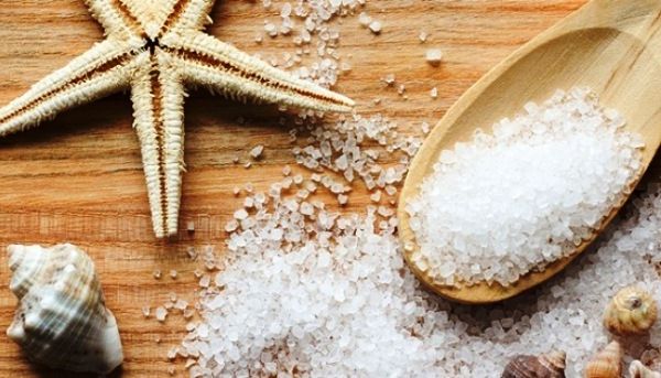 Зачем нужно добавлять соль в шампунь, и каких 3 неожиданных эффекта даст ноу-хау