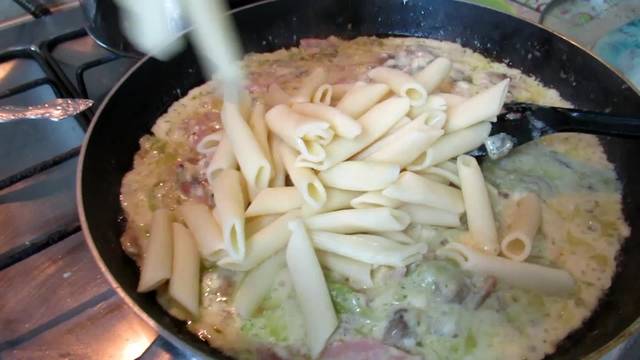 паста с кабачком и шампиньонами. pasta 1. паста с кабачком и шампиньонами фото. паста с кабачком и шампиньонами-pasta 1. картинка паста с кабачком и шампиньонами. картинка pasta 1. Для данного блюда вы можете взять абсолютно любые макаронные изделия, главное чтобы они были хорошего качества – фетучини, спагетти, бантики, спиральки и пр. По желанию готовую пасту можно слегка посыпать тертым сыром Пармезан.