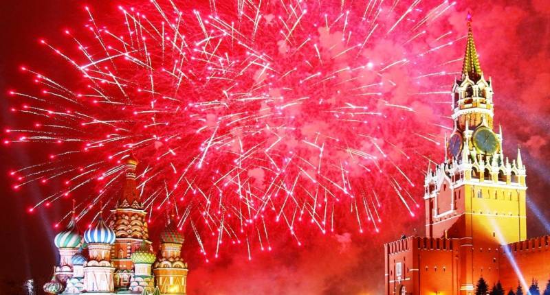 День Победы в Москве завершится красочным фейерверком: прямая трансляция праздничного салюта 9 мая 2024 года