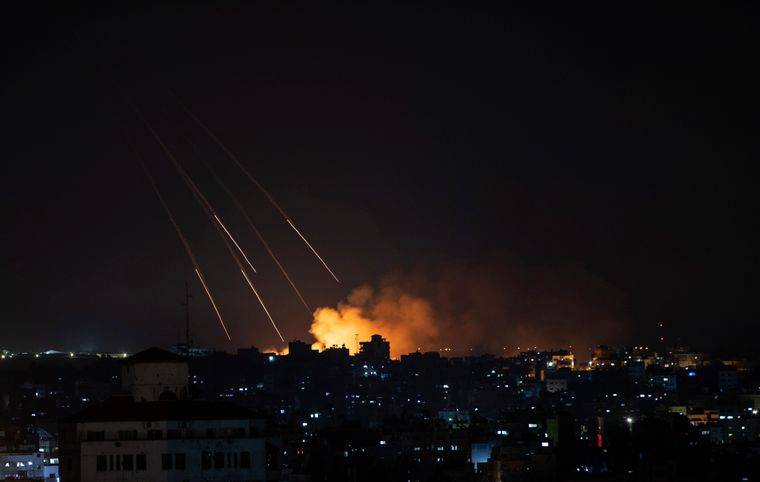 
Израиль продолжает страдать от взрывов и массовых залпов ракет со стороны Палестины                0