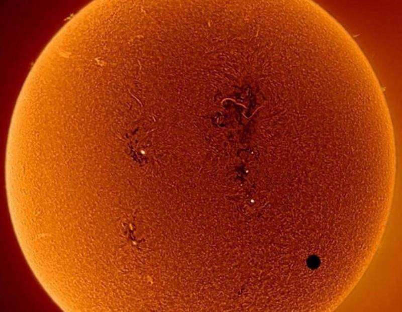 
Тёмное пятно на поверхности Солнца может «выстрелить» в сторону Земли мощной солнечной бурей                1