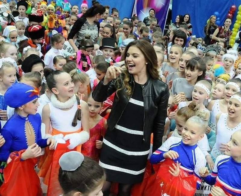 Центр алины кабаевой. Дети Кабаевой. Кабаева с детьми фото 2022. Фото детей Алины Кабаевой последние.