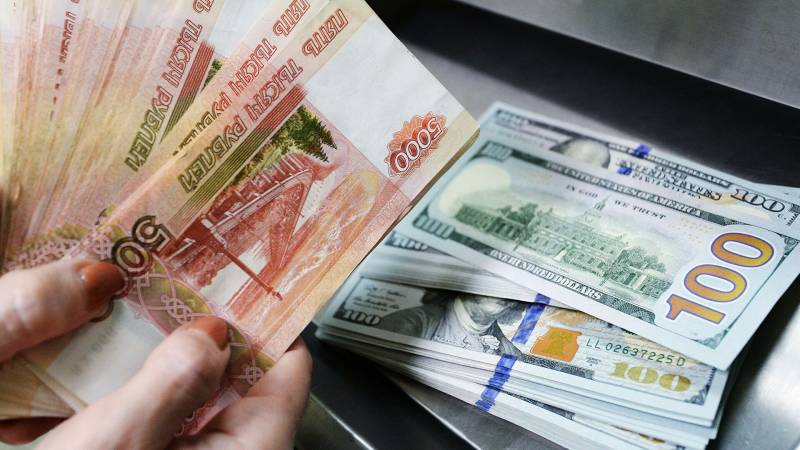 Покупать доллары или оставлять рубли в ноябре 2021 года: мнение эксперта