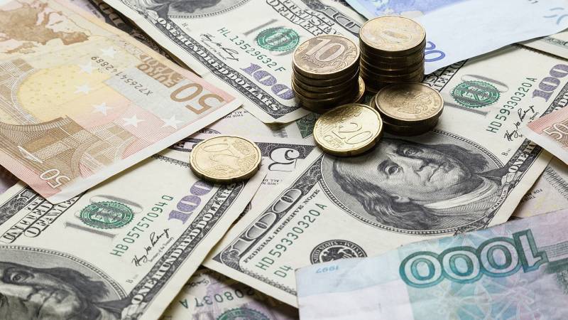 Эксперты составили прогнозы на соотношение доллара к рублю на 2022 год