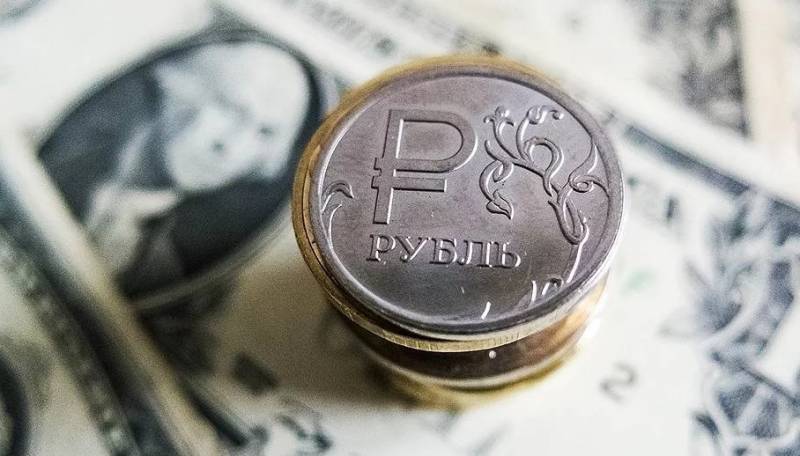 Когда покупать рубль: финансист назвал лучшее время для операций