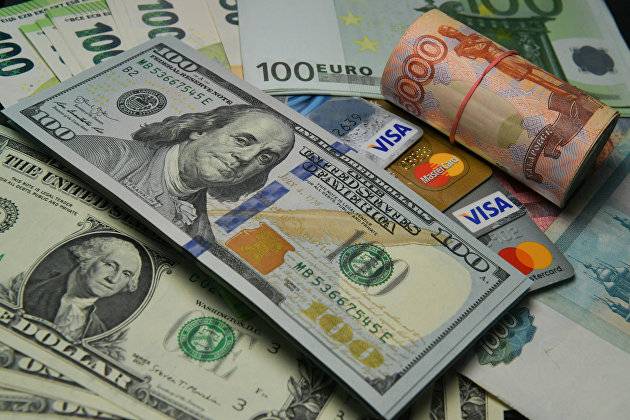 Почему растет доллар в России, и чего ждать в 2022 году