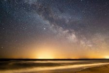 Метеорный поток Леониды 2025: Когда смотреть звездопад, сколько метеоров, как не пропустить пик