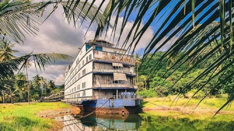 заброшенный круизный лайнер world discoverer. абхазия заброшенный корабль. заброшенный корабль в тайланде. заброшенный отель на острове ко чанг. заброшенный лайнер на острове чанг.