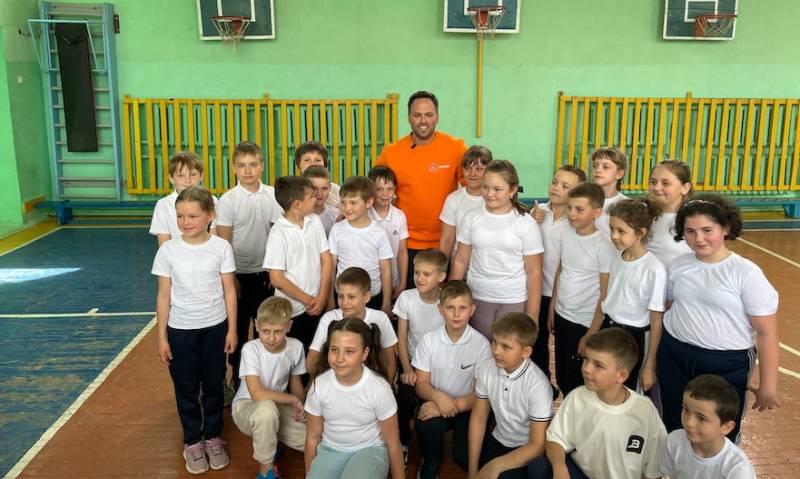 Тренировки с Алексеем Столяровым: блогер побывал в школах ДНР с гуманитарной миссией фонда «Орион» 