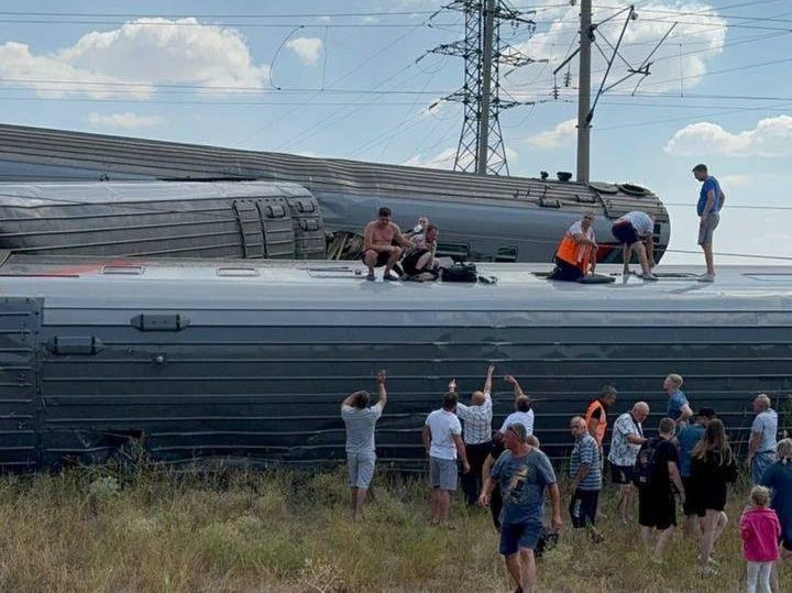 Семь вагонов пассажирского поезда сошли в рельсов в Волгоградской области, 100 человек пострадало