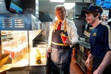 Дональд Трамп в McDonald's