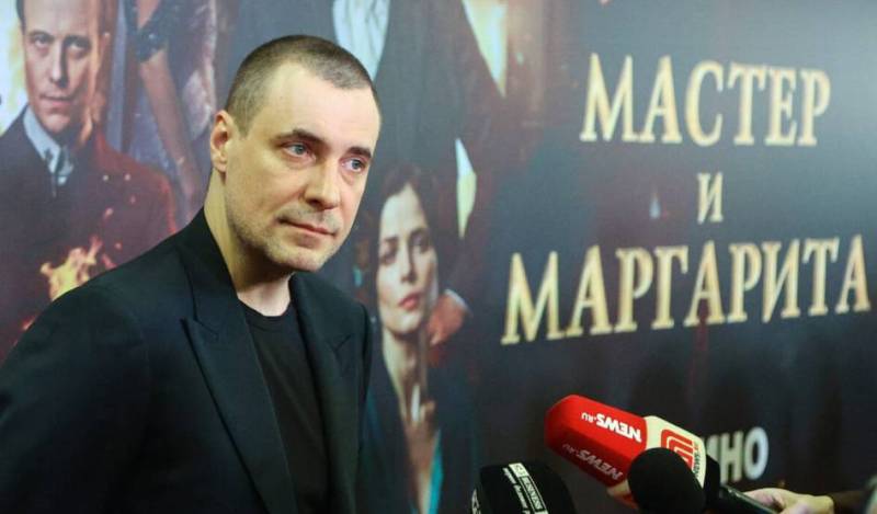   Царьград 2,41 млн подписчиков  Подписаться "Мастер и Маргарита" в Париже: Цыганов и Снигирь знают, что их лицами собирают деньги на ВСУ? 2 минуты 652 прочтения 3 дня назад коллаж царьграда Фильм "Мастер и Маргарита" режиссёра Михаила Локшина собираются показать в Париже. Знают ли исполнители главных ролей Евгений Цыганов и Юлия Снигирь, что их лицами собирают деньги на ВСУ?  Фильм "Мастер и Маргарита" покажут в одном из кинотеатров Парижа в рамках благотворительной акции. Кино будет демонстрироваться на русском языке с французскими субтитрами. А средства от этой благотворительности будут направлены на... "материалы для спальных мешков для гражданского населения Украины".  Возникает вопрос: а, собственно, от кого и на каких основаниях ассоциация, занимающаяся организацией этой акции, получила права на показ фильма? Фильма, который, между прочим, был снят с использованием бюджетных средств России. И знают ли актёры Евгений Цыганов и Юлия Снигирь, которые исполнили главные роли в этом кино, что их лицами собирают деньги для Украины.  Официального проката во Франции этой картины нет , а значит это пиратский показ. Фильм был снят на бюджетные деньги, кстати. Но вот в чём штука - чтобы показать фильм в кинотеатре, нужен мастер ключ, который есть только у правообладателя. У режиссёра его, скорее всего, нет. Поэтому либо покажут пиратскую копию дурного качества, либо кто-то из правообладетей или прокатчиков этот ключик продал, - высказался актёр Сергей Марочкин.  Вместо Булгакова - методичка для террористов. Двойное дно фильма "Мастер и Маргарита" раскрыто  С этим фильмом, напомним, было связано немало скандалов. Прежде всего примечательной оказалась личность режиссёра - гражданина США Михаила Локшина. Весьма сомнительной позиции придерживаются и другие члены съёмочной группы "Мастера и Маргариты". Например, исполнители главных ролей в картине - артисты Евгений Цыганов и Юлия Снигирь.  Евгений Цыганов, исполнитель роли Мастера