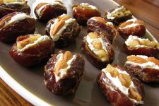 финики с маслом и сыром