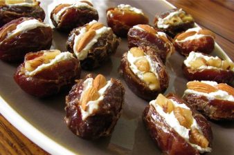 финики с маслом и сыром
