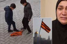 дети мигрантов осквернили флаг